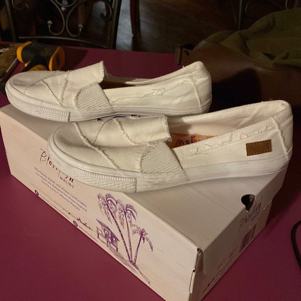 White blowfish casual flat